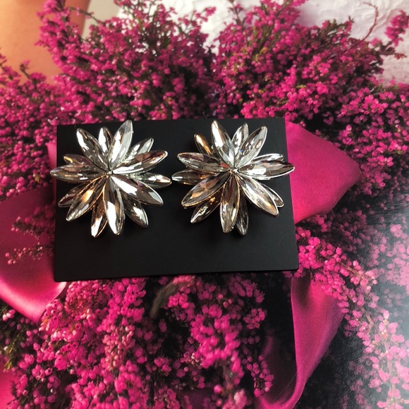 Silver flower post earrings - Picture 3 of 4